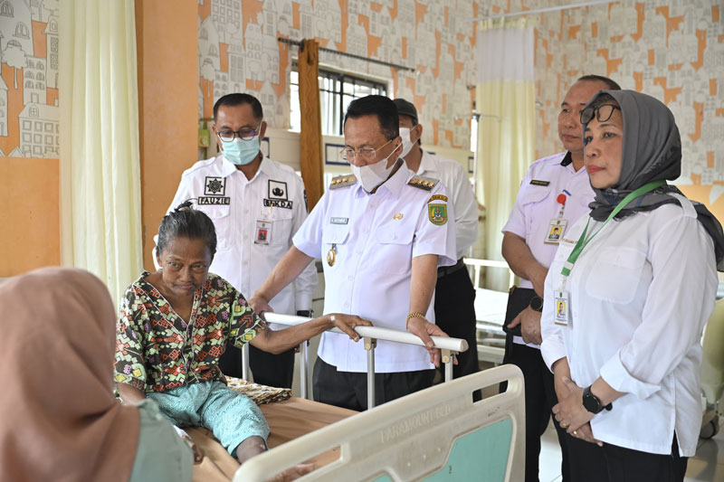 Bupati Rohil H Bistamam didampingi Sekdakab Rohil H Fauzi Efrizal MSi menyapa salah seorang pasien yang sedang dirawat di RSUD Dokter RM Pratomo.