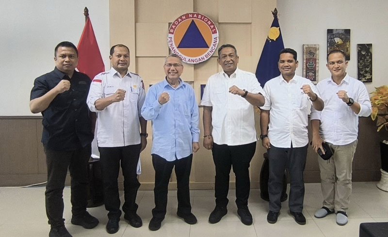 Bupati Rohul Anton (tiga kanan) foto bersama dengan Direktur Perencanaan Rehabilitasi dan Rekonstruksi BNPB Ibnu Arsur (tiga kiri) usai pertemuan audiensi di Jakarta.
