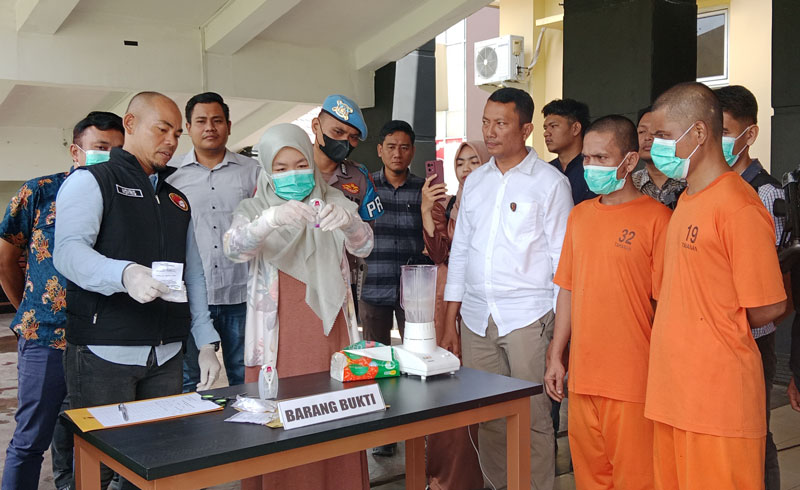 Kasatres Narkoba Polres Kuansing AKP Novris Simanjuntak SH MH bersama perwakilan Kejaksaan Negeri Kuansing dan Dinas Kesehatan Kuansing melakukan pemusnahan barang bukti narkoba.