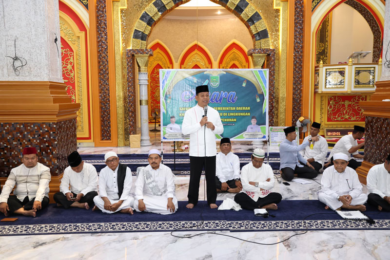 Wabup Rohul H Syafaruddin Poti memberikan sambutan dalam acara Safari Ramadan Pemkab Rohul di Masjid Al-Ikhwan Kota Tengah, Kecamatan Kepenuhan.