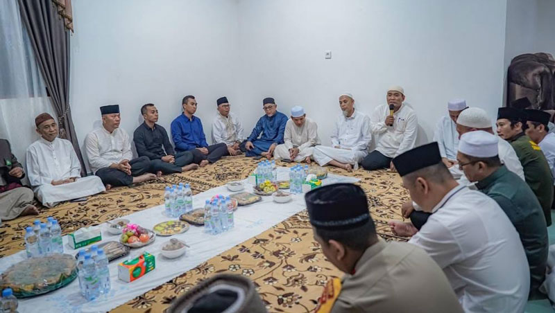 Suasana di rumah dinas Wakil Wali Kota Dumai Sugiyarto di kompleks perumahan Pemko Dumai saat acara syukuran, Rabu (12/3/2025) malam.