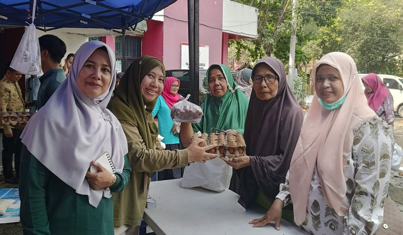 Warga berbelanja bahan pangan di kegiatan GPM yang diselenggarakan oleh Pemerintah Kota Pekanbaru di Jalan Cut Nyak Dhien, Kamis (13/3/2025).