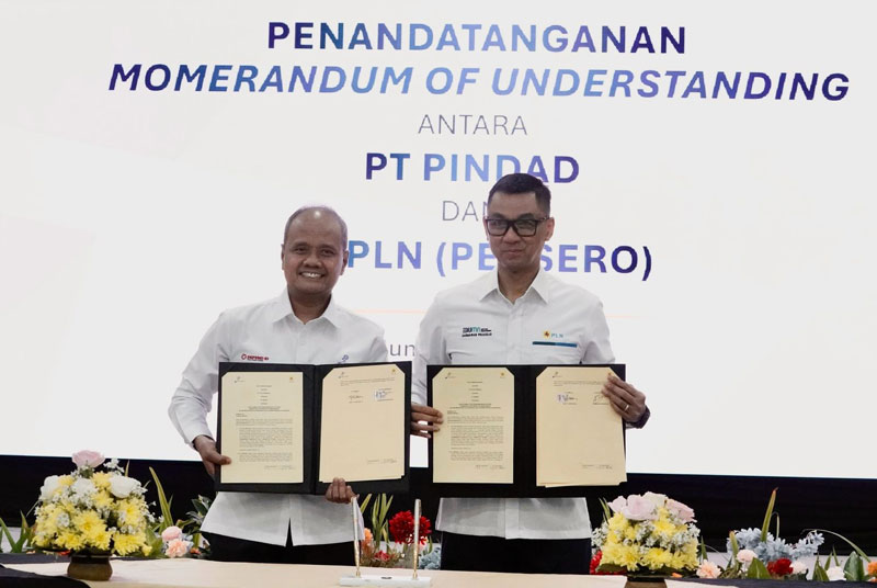 Penandatanganan MoU yang dilakukan antara Direktur Utama PLN Darmawan Prasodjo (kanan) dengan PT Pindad Sigit P Santosa (kiri).