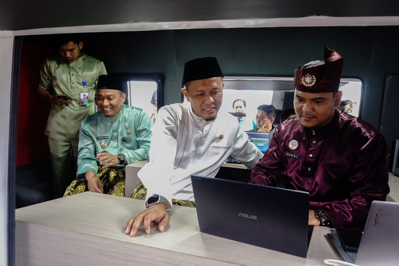 Walikota Pekanbaru Agung Nugroho melakukan perekaman EKTP dimobil AMAN keliling di Jalan Air Dingin, Kecamatan Bukitraya, Kota Pekanbaru, Jumat (14/3/2024).