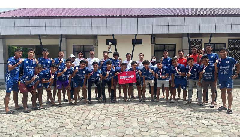 Pemain, pelatih dan ofisial Persemai Dumai FC foto bersama di halaman penginapan tim usai penyerahan hadiah runner-up Liga 4 Zona Riau 2024-2025.