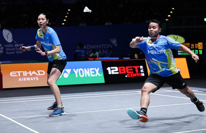 Ganda campuran Indonesia Rehan Naufal Kusharjanto yang berpasangan dengan Gloria Emanuelle Widjaja mengembalikan kok saat berhadapan dengan Jesper Toft/Amalie Magelund.