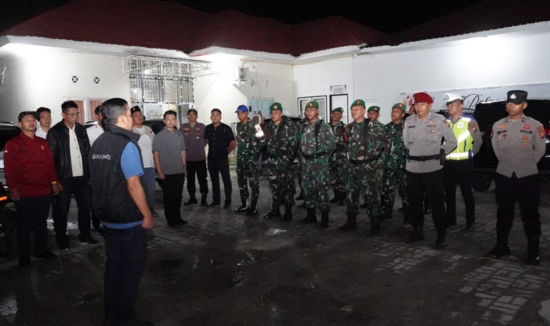 Ketua Bawaslu Siak Zulfadli memimpin apel jelang patroli bersama TNI dan Polri di Kantor Bawaslu, Rabu (12/3/2025).