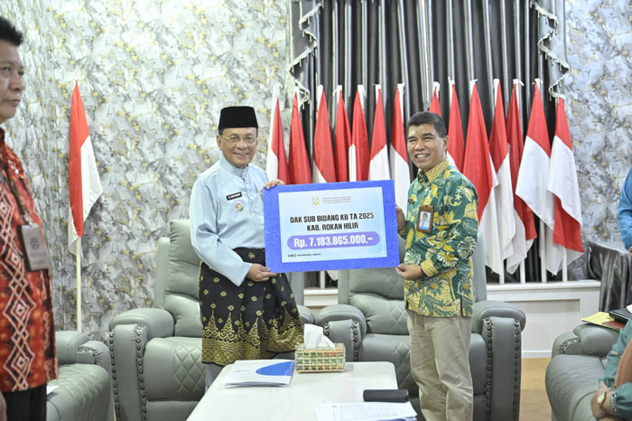 Bupati Rohil H Bistamam menerima secara simbolis, pagu DAK Sub Bidang Keluarga Berencana (KB)  dari Kepala Perwakilan BKKBN Riau, Jumat (14/3/2025) di Mess Pemda di Bagansiapiapi.