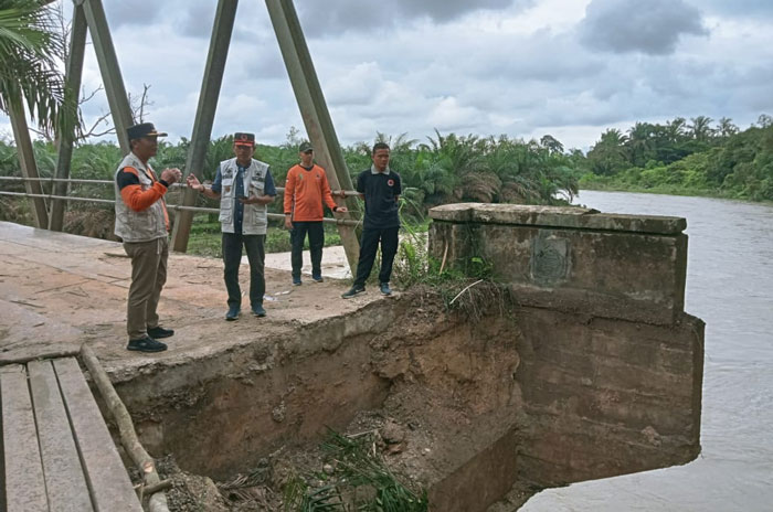 Camat Singingi Hilir Andhi Syamsul bersama Kalaksa BPBD Kuansing H Yulizar , Jumat (14/3/2025) meninjau banjir di Desa Petai Kecamatan Singingi Hilir.