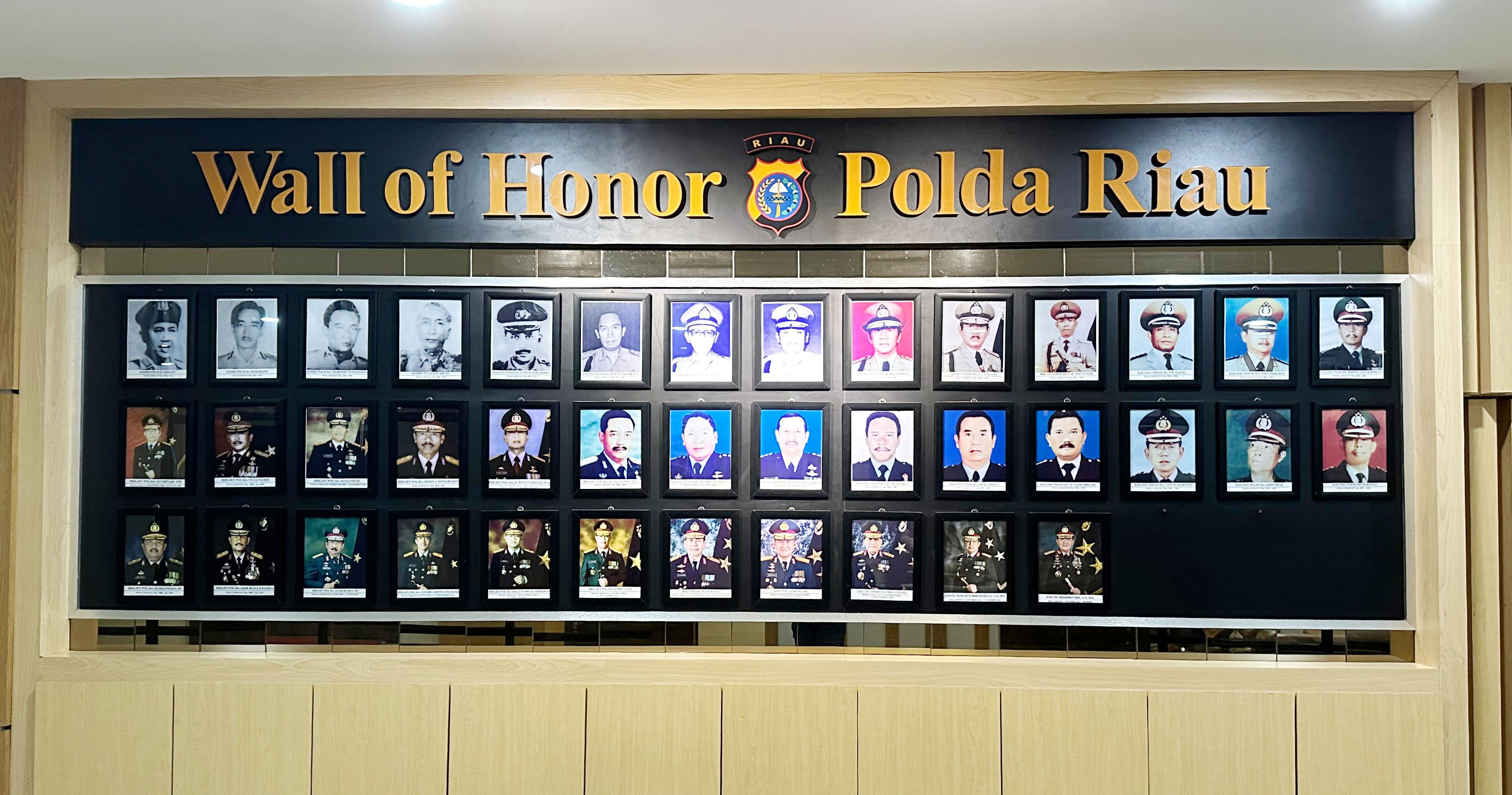 Daftar lengkap nama Kapolda Riau dari Wall of Honor Polda Riau di Mapolda Riau, Jalan Pattimura, Pekanbaru. Foto diambil Juli 2024.