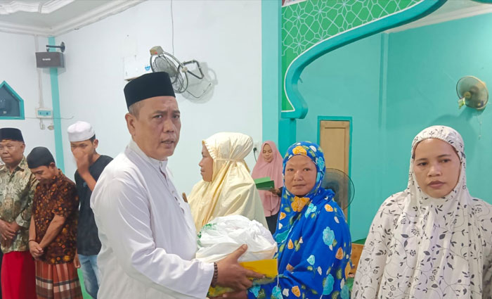 Ketua MUI Kabupaten Bengkalis  Buya Amrizal menyerahkan paket sembako dalam rangkaian Safari Dakwah Ramadan di Masjid Nurul Islam Desa Deluk Kecamatan Bantan, Kamis (13/3/2025) malam.