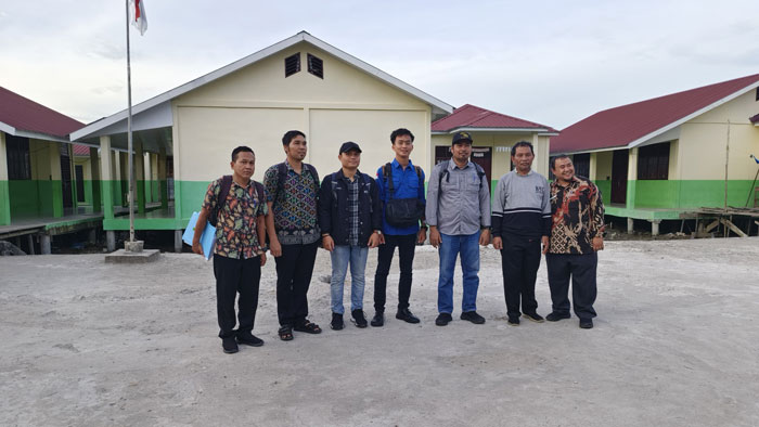 Tim penyidik pidsus Kejari Rohil dan tim dari Irban V Inspektorat Rohil, usai melakukan audit fisik bangunan terkait rehabilitasi dan pembangunan SMPN 4 Pasir Limau Kapas (Palika).