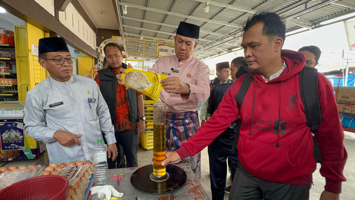 Wakil Bupati Muzamil lakukan pengecekan peredaran MinyaKita di satu minimarket Jalan Banglas  Selatpanjang, Kecamatan Tebingtinggi, Jumat (14/3/2025).