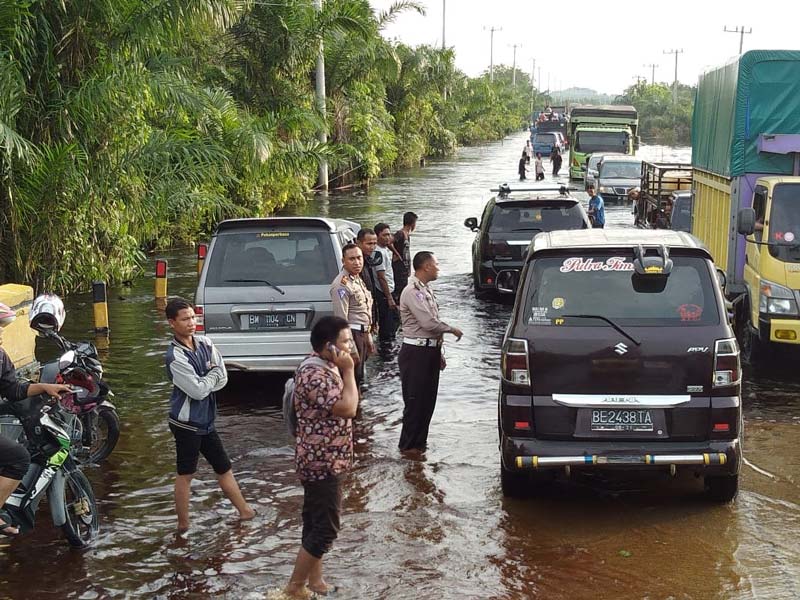 Puluhan kendaraan menunggu antrean di Jalan Lingkar Pangkalankerinci untuk melintasi Jalan Lintas Timur Km 83 Desa Kemang, Kecamatan Pangkalan Kuras, Kabupaten Pelalawan.