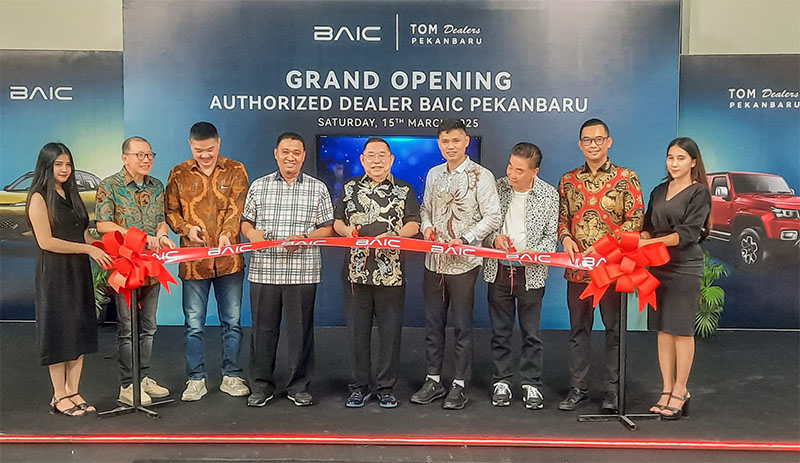 Wawako Pekanbaru Markarius Anwar, Founder of PT JDI, Jerry Hermawan LO, COO Dhani Yahya dan Director Of Operation Tom Dealers David Arianto, gunting pita grand opening BAIC TOM Dealers Pekanbaru
