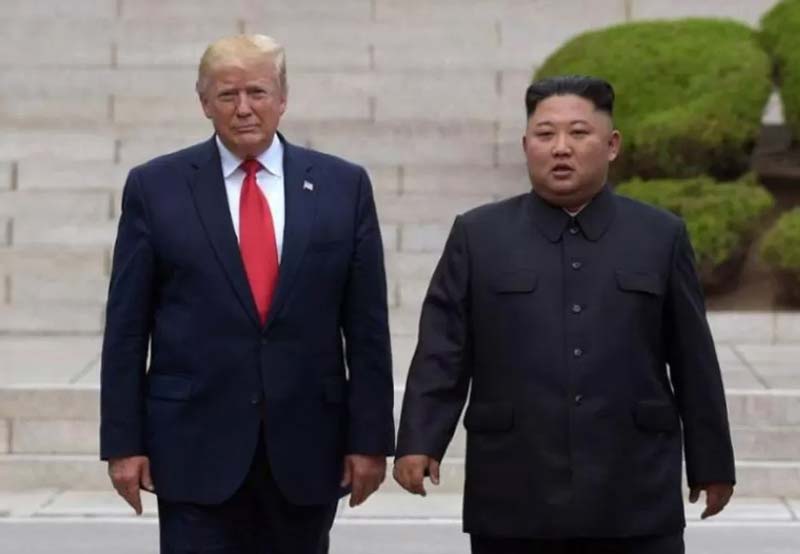 Presiden AS Donald Trump saat bertemu dengan Pemimpin Korea Utara Kim Jong Un, beberapa waktu lalu.