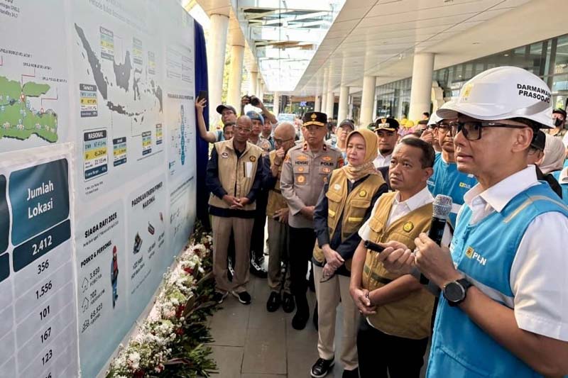 Menteri ESDM, Bahlil Lahadalia (dua kanan) mene&shy;rima penjelasan walking gallery oleh Direktur Utama PLN Darmawan Prasodjo (kanan) terkait kondisi kelistrikan