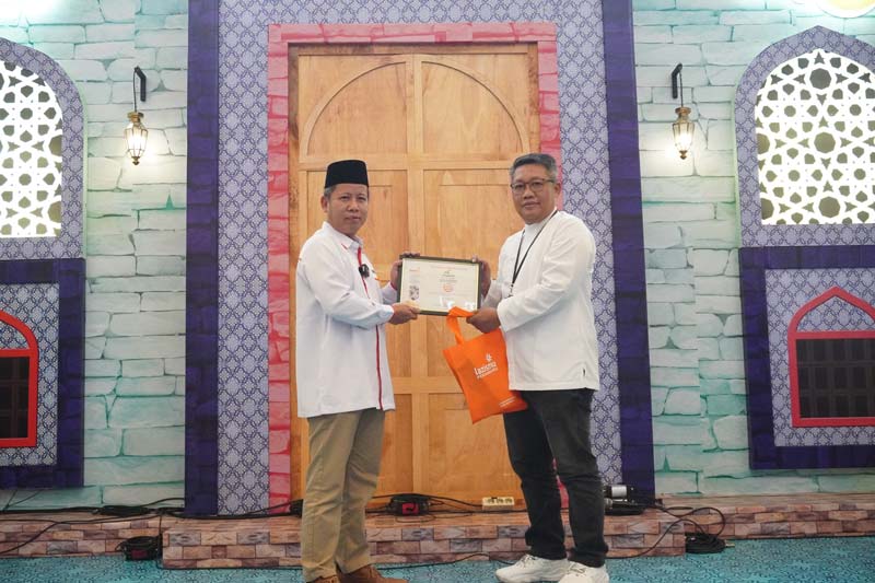 Deputi Operasional PT Pegadaian Kanwil II Pekanbaru Siswanto menyerahkan piagam ucapan terima kasih kepada Lazismu dalam rangkaian Festival Ramadan di Living World