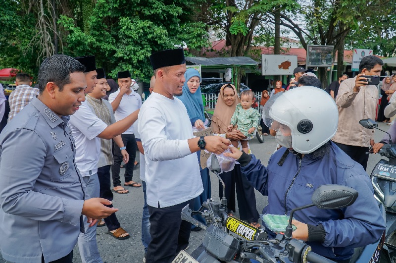 Wali Kota Pekanbaru, Agung Nugroho didampingi Ketua PKK Kota Pekanbaru, Sulastri Nugroho, bagi-bagi takjil ke warga yang melintas dialan Sekolah, Kelurahan Limbungan Baru, Kecamatan Rumbai.