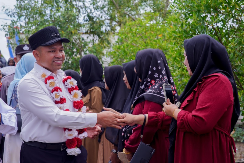 Gubri Abdul Wahid disambut antusias warga Simbar saat melakukan kunjungan kerja didaerah yang juga merupakan kampung halamannya, Sabtu (15/3/2025).