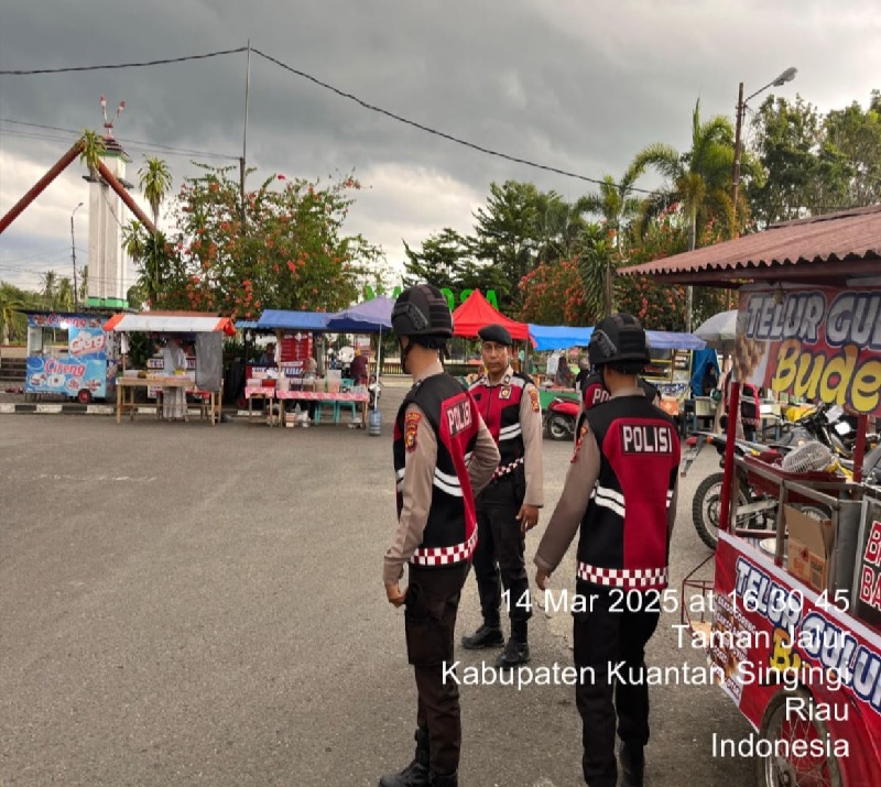 Personel Samapta Polres Kuansing mengamankan Pasar Ramadan Telukkuantan, Jumat (14/3/2025) sore.