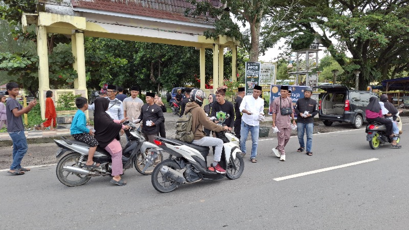 Pengurus LAMR Kecamatan Mandau dan Tameng Adat bersama PT SLB membagi-bagi takjil berbuka puasa, kepada masyarakat yang melintas di depan gerbang masuk ke Balai Adat di Jalan Hang Tuah Kota Duri.