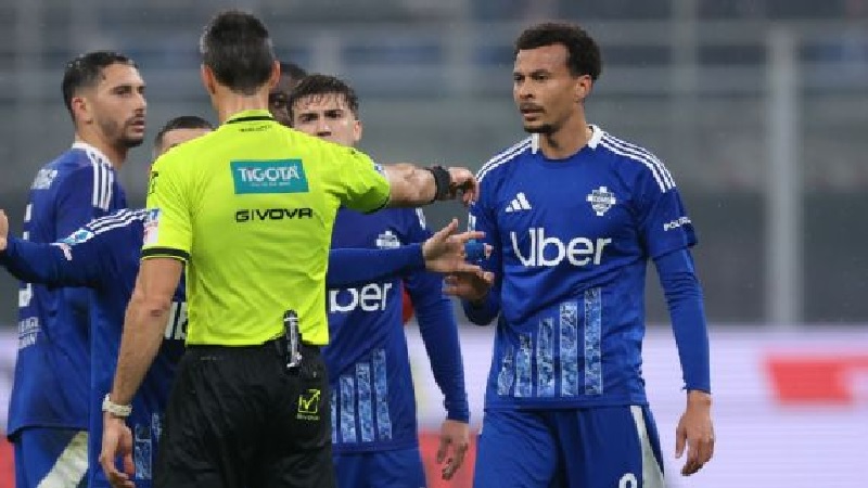 Dele Alli mendapat kartu merah karena tekelnya terhadap Ruben Loftus-Cheek.
