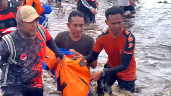 Tim Gabungan Sat Polairud Polres Pelalawan, BPBD Pelalawan dan Basarnas serta warga melakukan evakuasi jenazah balita korban T Kenzi yang tenggelam di kanal PT PKS, Ahad (16/3/2025).