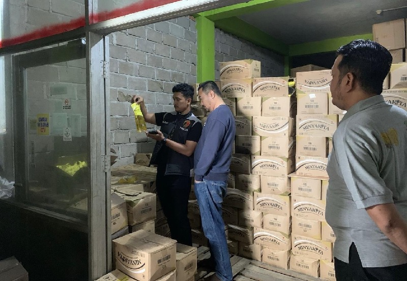 Kanit IV Sat Reskrim, Ipda Allan Kenneth Yohanes Marbun STrK bersama tim saat mengecek gudang minyak goreng subsidi Minyakita, Ahad (16/3/2025)