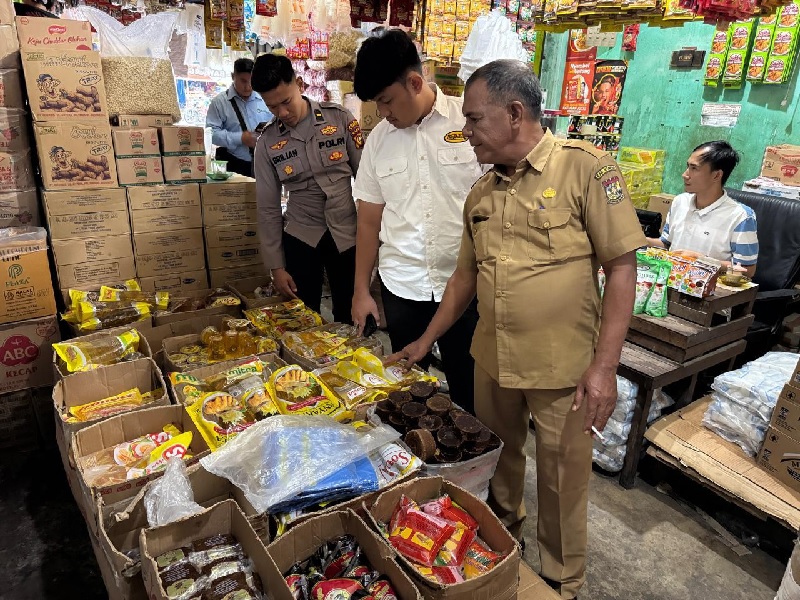Personel Satreskrim Polres Kampar bersama pihak Dinas Perdagangan, Koperasi dan UMKM Kampar melakukan pengecekan Minyakita di Pasar Inpres Bangkinang Kota, Sabtu.