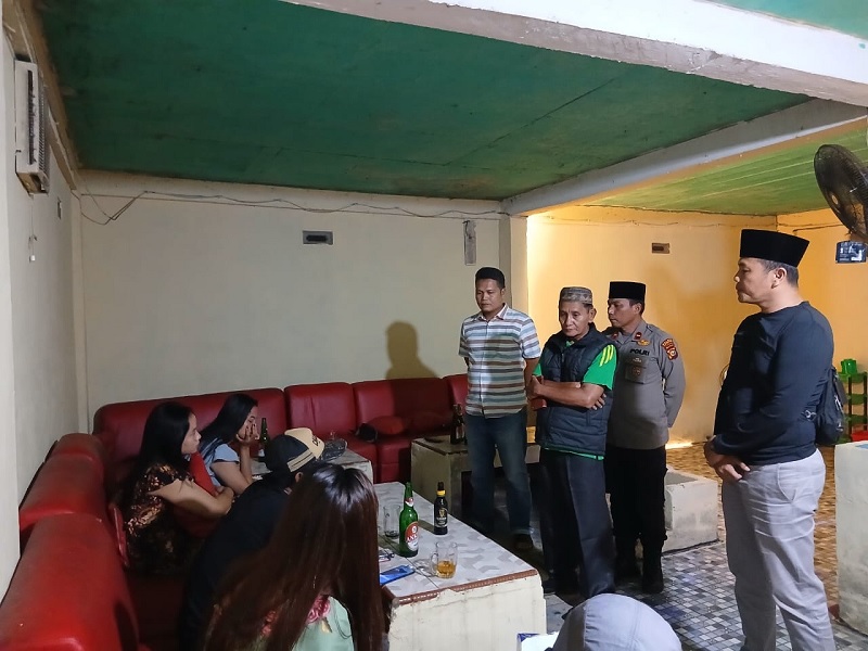 Polsek Kampar Kiri  menyita miras dan alat musik di Kafe Rambutan, Jumat (14/3/2025) malam.