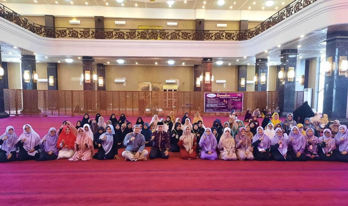 Para peserta lomba swafoto bersama Asisten Asisten I Bidang Pemerintahan dan Kesejahteraan Rakyat Pemko Dumai Yusrizal S.Sos MSi serta panitia lomba.