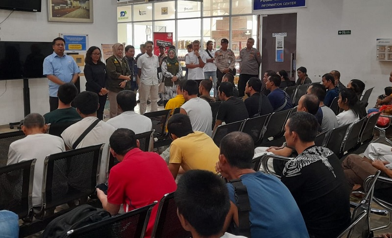 Direktur Kepulangan dan Rehabilitasi Kementerian Pelindungan Pekerja Migran Indonesia, Seriulina Tarigan, memberikan arahan kepada 73 PMI yang dipulangkan oleh Malaysia, Sabtu (15/3/2025).