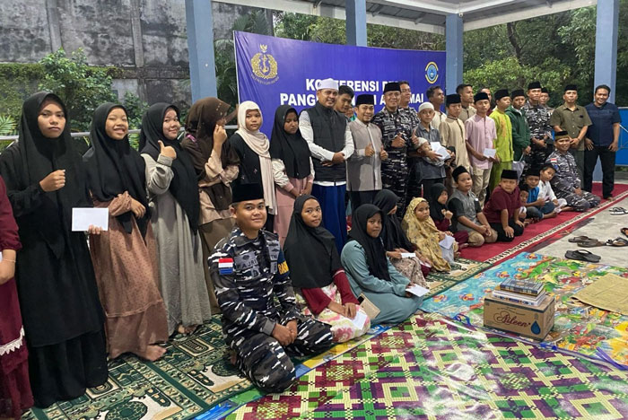 Danposal TNI Angkatan Laut Posal Bengkalis Lanal Dumai Letda Laut (P) Arisman menggelar buka puasa bersama anak anak yatim di Kantor Posal Bengkalis akhir pekan lalu.
