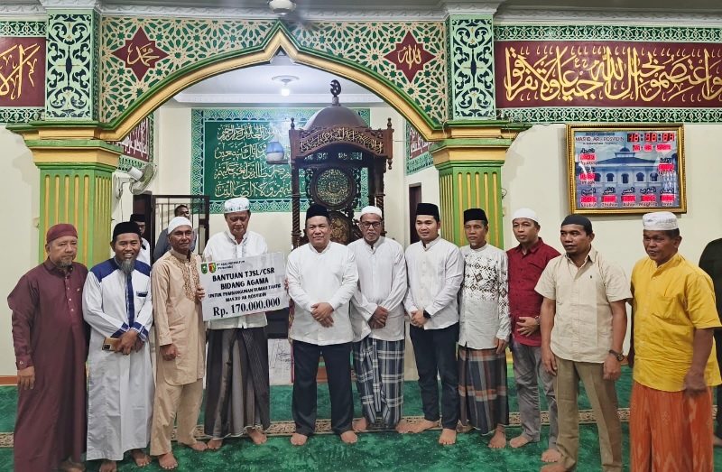 Wagubri SF Hariyanto menyerahkan bantuan kepada pengurus Masjid Ar Rosydin di Pekanbaru, Ahad (16/3/2025).