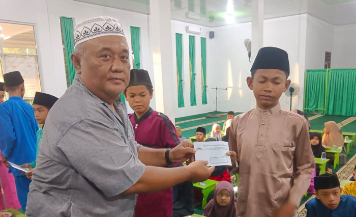 Ketua Media Grup k3k Budhi Arto Buwono menyerahkan santunan kepada anak yatim dalam acara Yayasan Aisyiah Berbagi di Rumah Quran dan Rumah Yatim Aisyah, Sabtu (15/3/2025).