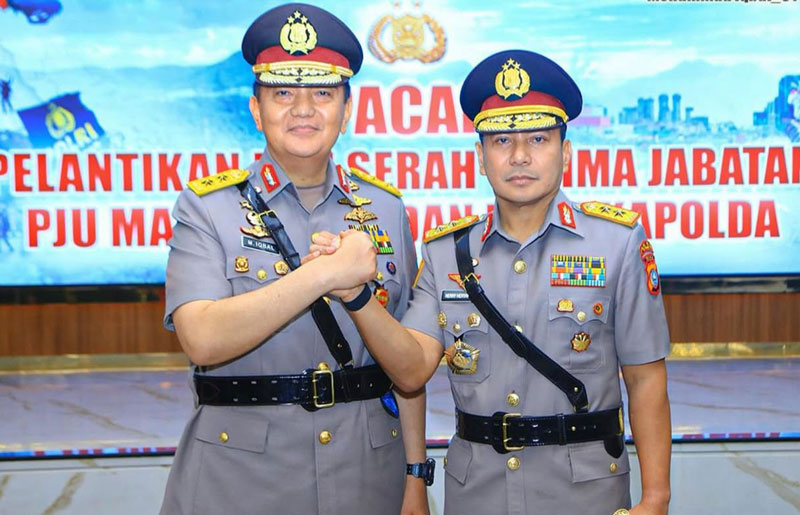 Irjen Pol Herry Heryawan (kanan) dan Irjen Pol Mohammad Iqbal salam komando usai sertijab di Mabes Polri, Jakarta, Jumat (14/3/2025).