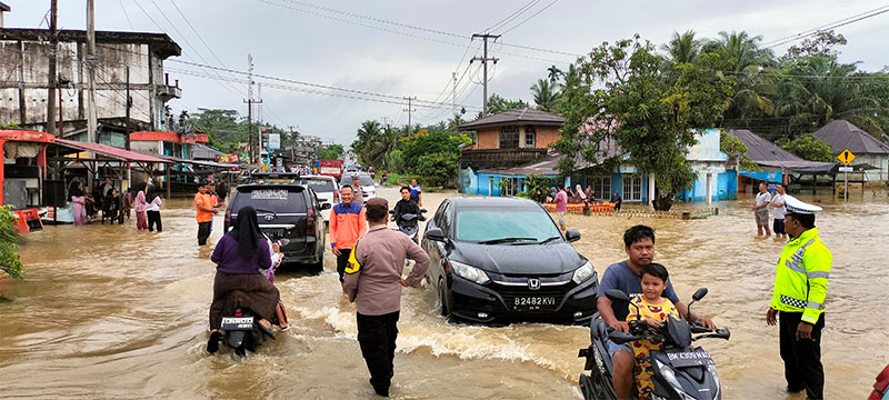 Kendaraan roda empat melintasi genangan banjir yang merendam  ruas jalan provinsi Simpang Kumu, Desa Rambah, Kecamatan Rambah Hilir, Rohul, Senin (17/3/2025) pagi.