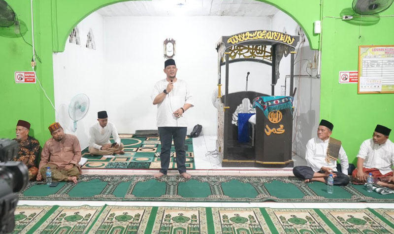 Asisten III Administrasi Umum Setdakab Siak Rozi Chandra memberikan sambutan dalam Safari Ramadan Pemkab Siak di Masjid As Syafaat, Km 69.