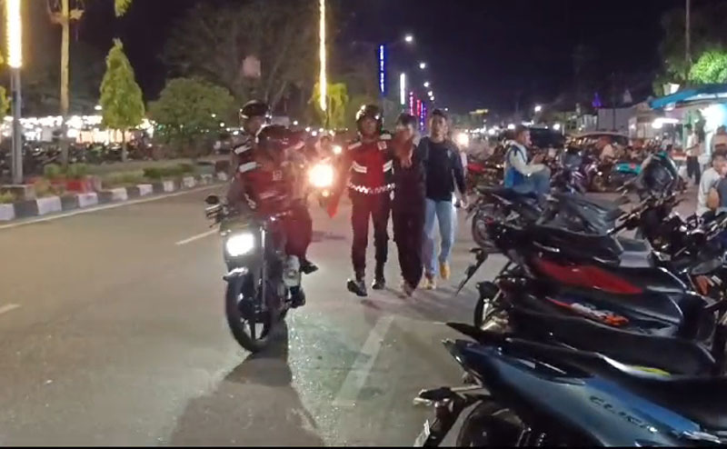 Personel Polres Dumai saat menggelar razia gabungan untuk mencegah aksi balapan liar dan sepeda motor berknalpot brong, Ahad (16/3/2025) dini hari.