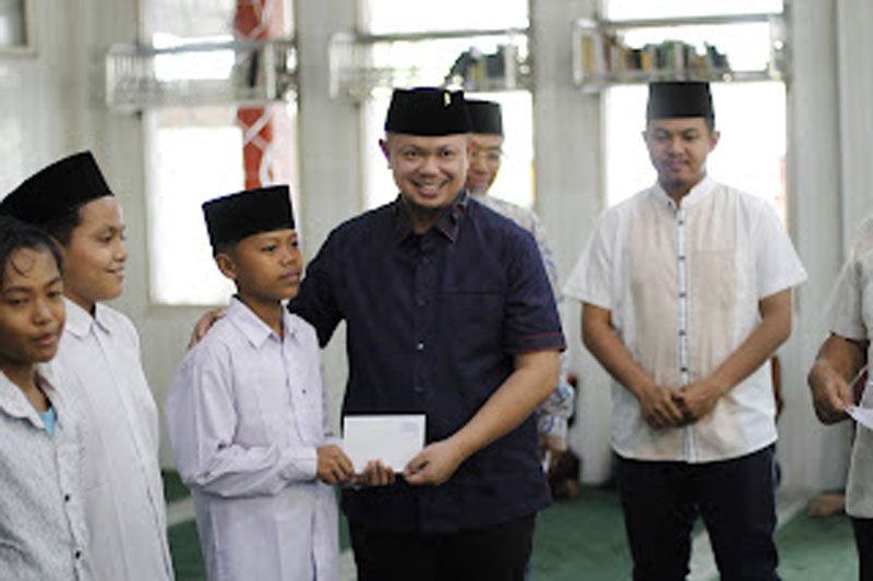 Camat Mandau Riki Rihardi menyerahkan santunan kepada anak yatim dan duafa bersama Ikatan Keluarga Haji Duri (IKHD) di Masjid Pesantren Al-Jauhar Kecamatan Mandau.