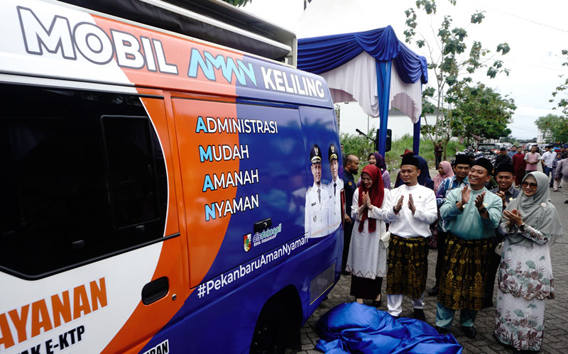 Wali Kota Pekanbaru Agung Nugroho dan Wakil Wali Kota Pekabaru Markarius Anwar saat peluncuran mobil AMAN keliling di Jalan Air Dingin, Kecamatan Bukit Raya, Kota Pekanbaru.