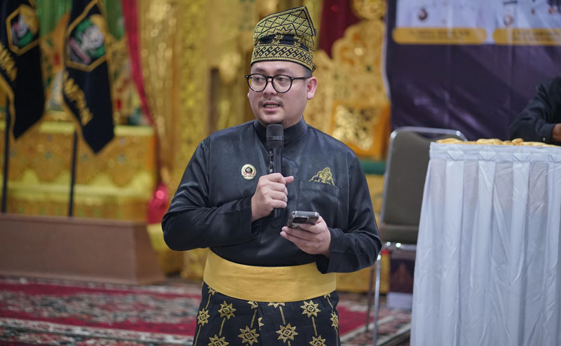 Ketum MKA LAMR Pekanbaru Datuk Seri Rizky Bagus Oka memberikan sambutan di Balai Adat LAMR Pekanbaru, Sabtu (15/3/2025).