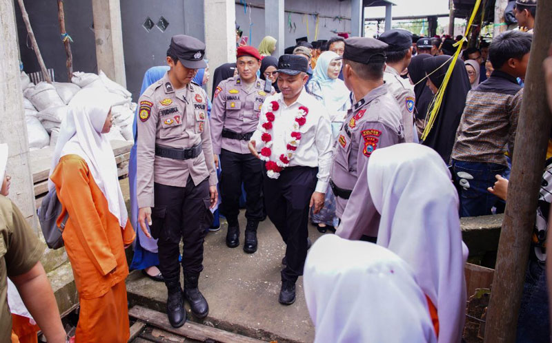 Gubri Abdul Wahid disambut masyarakat saat datang ke Desa Sungai Simbar, Inhil yang juga kampung halamannya, Sabtu (15/3/2025).