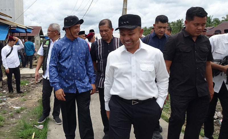Bupati Inhil H Herman mendampingi Gubri Abdul Wahid meninjau pembangunan jalan penghubung di Kecamatan Mandah, Sabtu (13/3/2025).