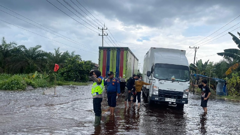 Petugas gabungan melakukan pengaturan arus lalu lintas yang telah dibuka dua jalur arah di alan Lintas Timur Km 83 Desa Kemang Kecamatan Pangkalan Kuras setelah mengalami penyurutan cukup signifikan,