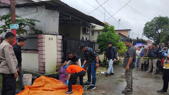 Polisi saat melakukan penyelidikan di TKP Jalan Air Dingin, Perum Air Dingin, Kecamatan Bukit Raya Pekanbaru, Senin (17/3/2025).