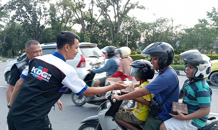 Member FOR membagikan takjil kepada pengendara di Jalan Jenderal Sudirman tepatnya di depan kawasan MTQ, Ahad (16/3/2025).