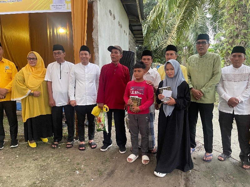 Ketua Golkar Siak, Indra Gunawan (tiga dari kiri) bersama etua Golkar Riau Syamsuar (tiga kanan belakang) dan pengurus, dalam agenda Safari Ramadan Golkar di Siak, baru-baru ini.