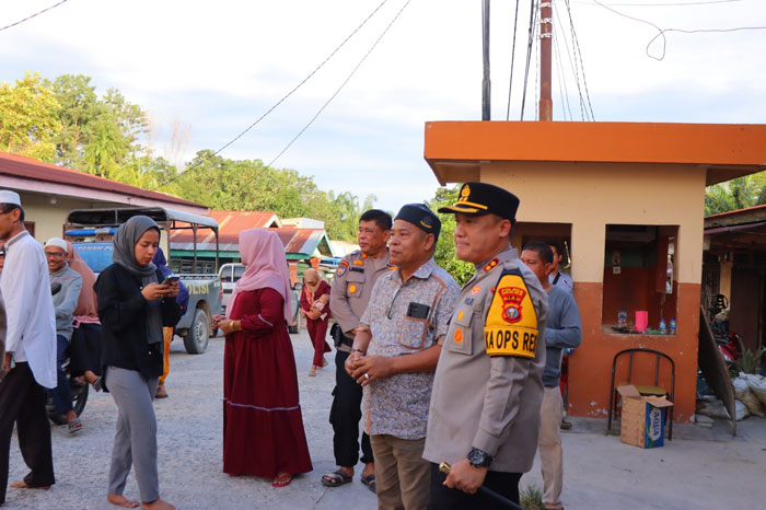 Kapolres Rohil AKBP Isa Imam Syahroni bertemu dengan tokoh masyarakat Rohil H Syamsul dan sejumlah warga.